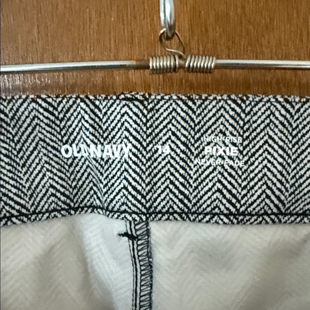 Old Navy Black & White High Rise Herringbone Pixie Pants